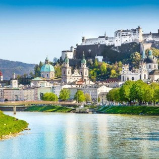 Blick über die Salzach auf die Altstadt von Salzburg mit Dom und Festung Hohensalzburg © Shutterstock