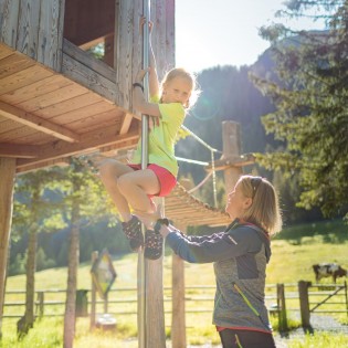 Kletterturm beim Abenteuerspielplatz Alles Alm in Obertauern © TVB Radstadt_Lorenz Masser