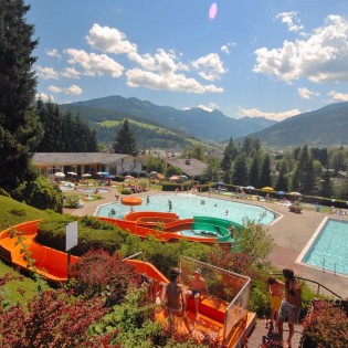 Alpenfreibad Radstadt mit terrassenförmigen Liegewiesen © TVB Radstadt
