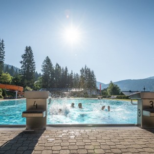 Alpenfreibad Radstadt mit Sportbecken und Sprungturm © TVB Radstadt_Lorenz Masser 