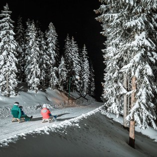 Nachtrodeln auf der beleuchteten Rodelstrecke am Königslehen © TVB Radstadt_Markus Rohrbacher