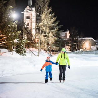 Eislaufen in Radstadt mit Blick die Stadtpfarrkirche und die Stadtmauer © TVB Radstadt_Markus Rohrbacher