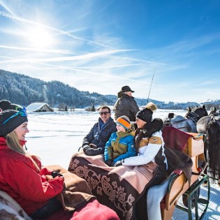 Pferdeschlittenfahrten im Winterurlaub Nachtrodeln auf der beleuchteten Rodelstrecke am Königslehen © TVB Radstadt_Markus Rohrbacher