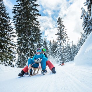 Rodelspaß in Radstadt in Ski amadé Nachtrodeln auf der beleuchteten Rodelstrecke am Königslehen © TVB Radstadt_Markus Rohrbacher