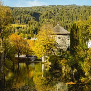 Historischer Stadtkern mit Teich und Wehrturm © TVB Radstadt_Markus Rohrbacher