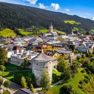 Flugaufnahme Radstadt - Historische Stadt mit durchgehender Stadtmauer © Airmedia_Karl Strauch