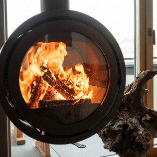 Freihängender Kamin im Appartement