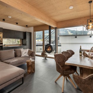 Wohnraum mit Panoramablick in der Suite in Radstadt