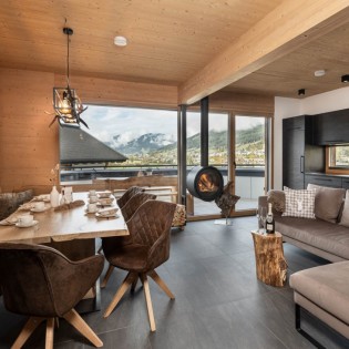Essbereich mit großer Glasfront und Bergpanorama