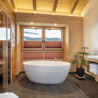 Freistehende Badewanne im geräumigen Bad im Appartement Almrausch