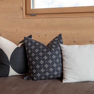 Detailansicht Polster auf der Couch im Chalet Almrausch