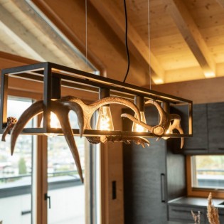 Detailansicht moderne Lampe in der Suite Almrausch