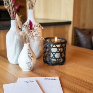 Detailansicht stilvolle Tischdeko im Appartement Almrausch