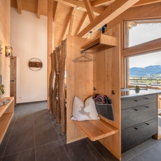 Eingangsbereich mit Garderobe und Panoramablick