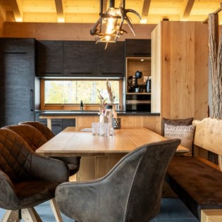 Esstisch mit Blick in die Küche in der Lodge Almrausch