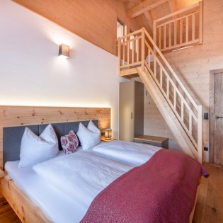 Schlafzimmer mit Doppelbett und Schlafnest