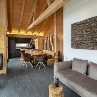 Wohnzimmer mit Blick in die Küche