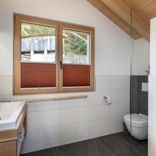 Badezimmer mit Dusche und WC