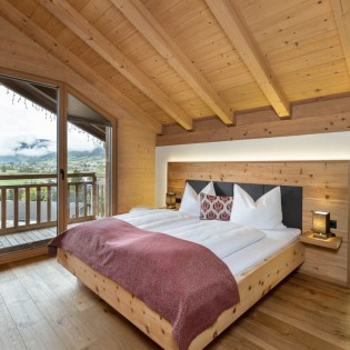 Schlafzimmer mit Doppelbett und Balkon